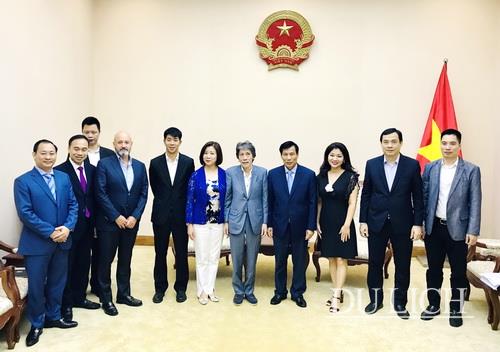 Bộ trưởng Bộ VHTTDL Nguyễn Ngọc Thiện chụp ảnh lưu niệm cùng ngài David Chow và các thành viên đoàn công tác Tập đoàn Legend Ma Cao